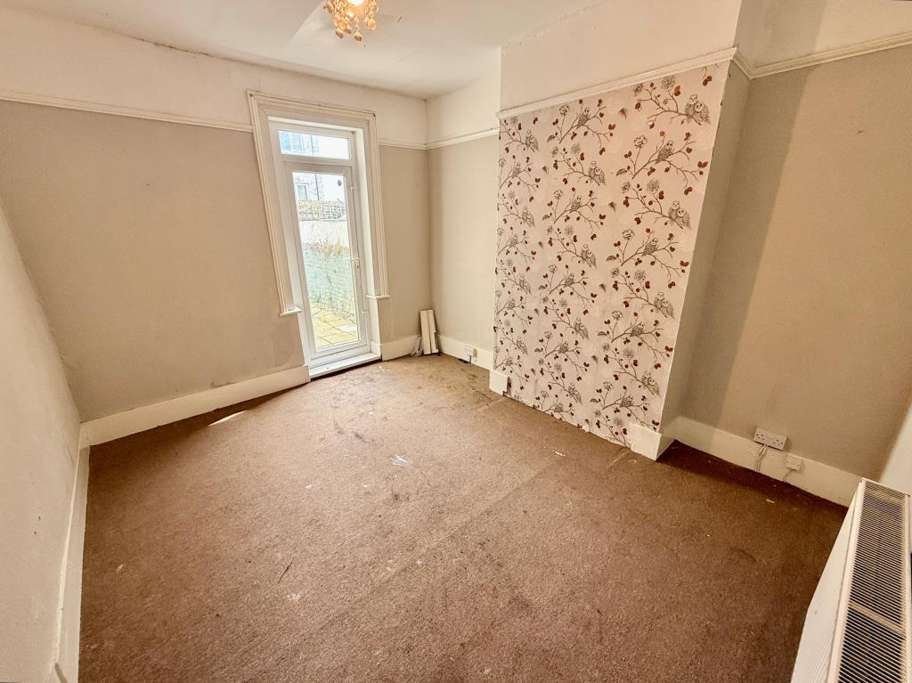 Lot: 160 - FIVE-BEDROOM HOUSE FOR REFURBISHMENT - Dining room with access to garden
